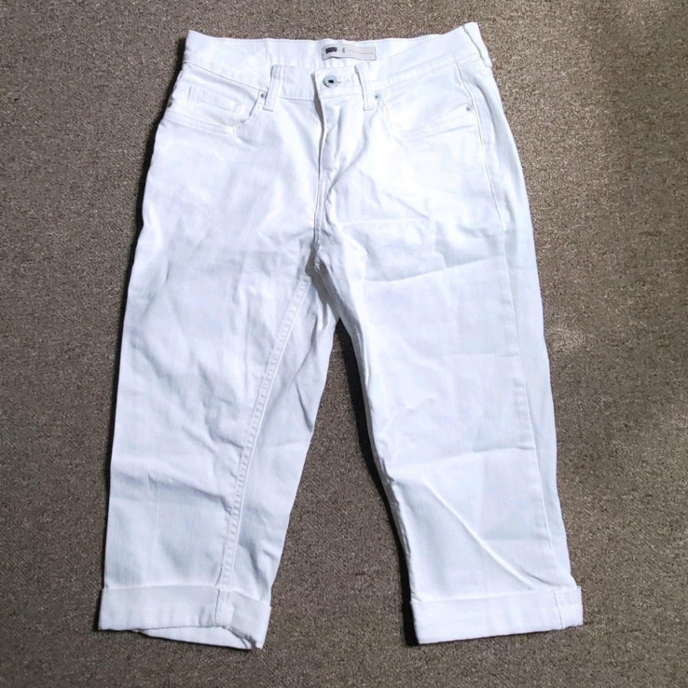 LEVI'S capris.